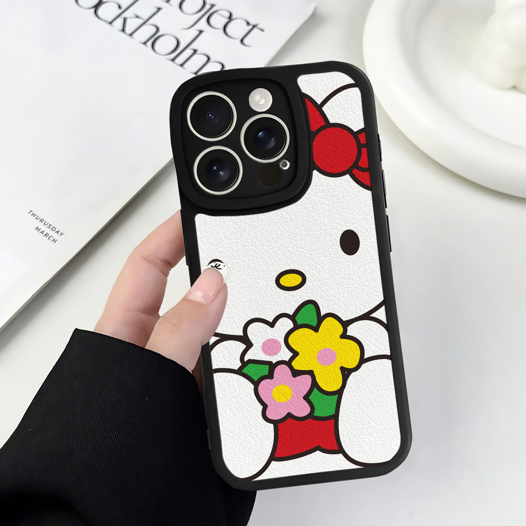 （画像用） Hello Kitty ハローキティ 【iPhone 16シリーズ対応】シリコンスマホケース（レザー調） 材質：シリコン